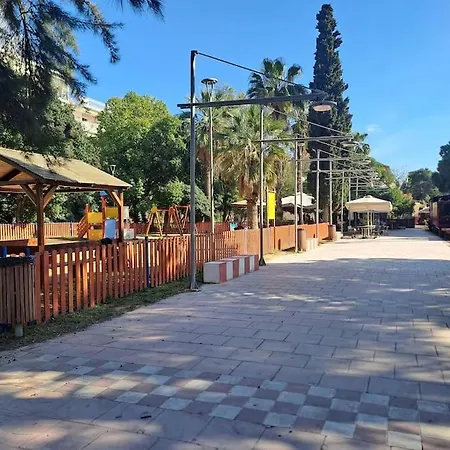 δίπλα στο πάρκο