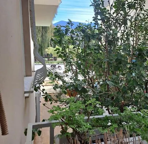 δίπλα στο πάρκο *